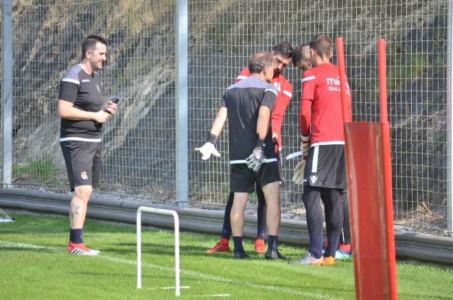 Llopis corrigiendo a los porteros. (Foto: Giovanni Batista)