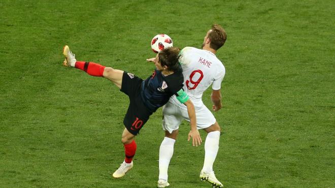 Modric y Kane pelean por un balón.