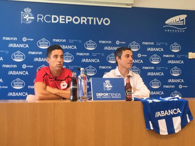 Presentación de Pedro Sánchez como nuevo jugador del Deportivo. El extremo alicantino compareció junto a Carmelo del Pozo en la sala de prensa de 'El Mundo del Fútbol' (Foto: ElDesmarque).