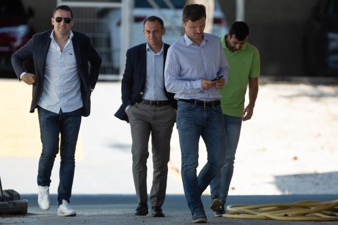El director deportivo, Lalo Arantegui, seguido por (de derecha a izquierda) José Mari Barba, Cristian Lapetra y Luis Carlos Cuartero en el primer entrenamiento de pretemporada del Real Zaragoza (Foto: Daniel Marzo).