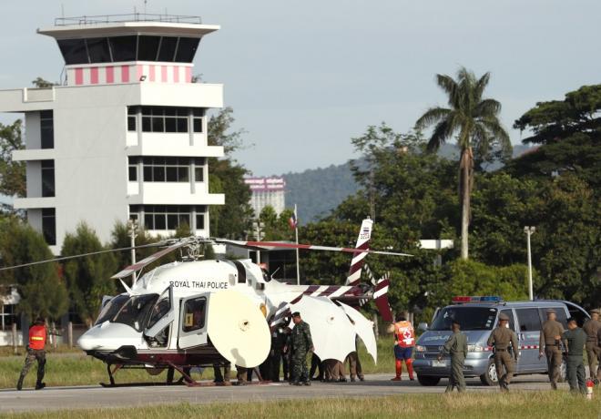 Soldados y policías tailandeses evacúan en helicóptero a uno de los niños rescatados.