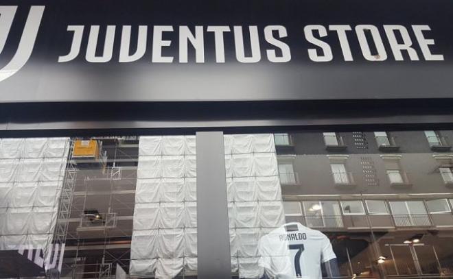 Tienda de la Juventus de Turín con la camiseta de Cristiano Ronaldo.