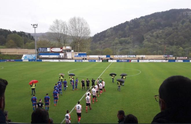 El campo de Urritxe en un partido entre el Amorebieta y el Bilbao Athletic.