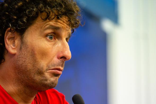 Imanol Idiakez en rueda de prensa en la Ciudad Deportiva durante la pretemporada (Foto: Daniel Marzo).