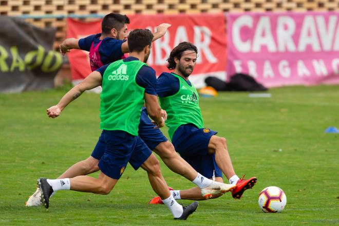 Oliver Buff lucha por el balón en un entrenamiento de pretemporada (Foto: Daniel Marzo).