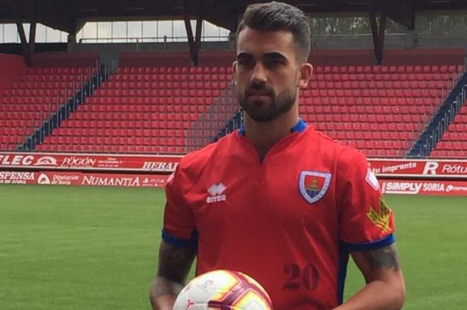 Alain Oyarzun, zurdo de Irun, posa con la camiseta del CD Numancia.