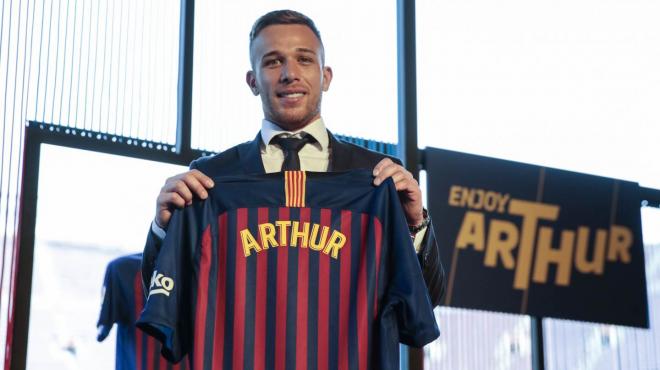 Arthur, en su presentación con el Barça.