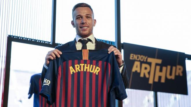 Arthur, presentado como jugador del Barcelona.