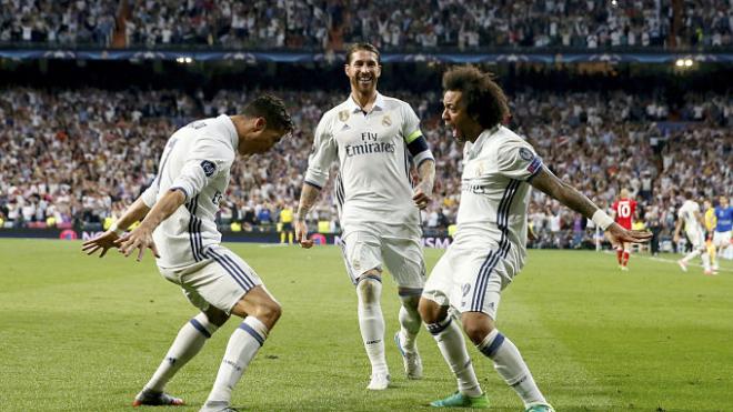 Cristiano Ronaldo y Marcelo celebran juntos un gol del Real Madrid.