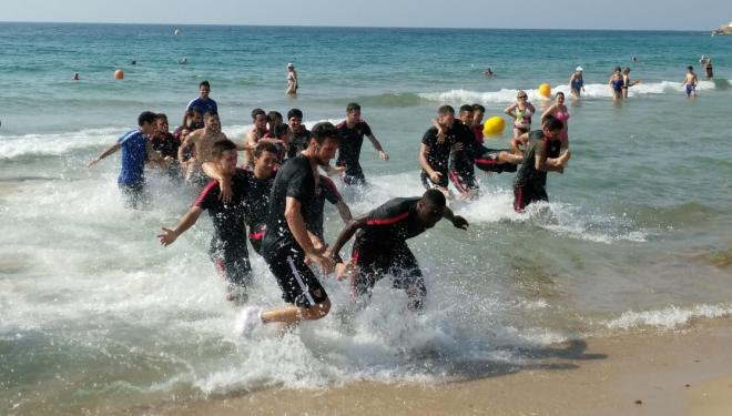 Varios jugadores del Sevilla, durante el entrenamiento en la playa (Foto: SFC).