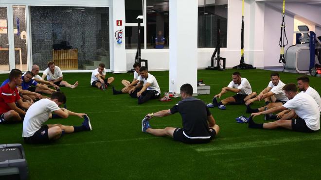 Los jugadores de la Real entrenando en el interior de Zubieta. (Foto: Real Sociedad)