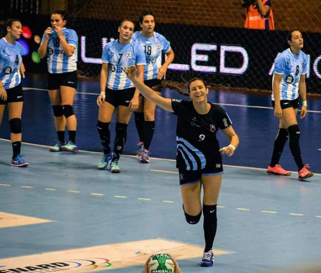La nueva jugadora del Rincón Fertilidad, Iara Grosso, celebrando un gol.