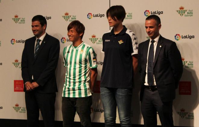 Takashi Inui, en su presentación como nuevo jugador del Betis (Foto: Real Betis).