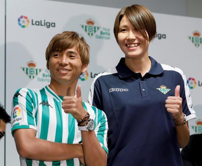 Takashi Inui, junto a Erina Yamane, durante su presentación como jugador del Betis.