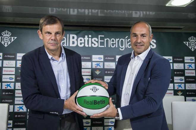 Juanma Rodríguez y Curro Segura, en la presentación del técnico (Foto: Real Betis Energía Plus).