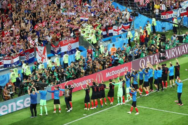 Los jugadores de Croacia celebran con sus aficionados el pase a la final del Mundial.