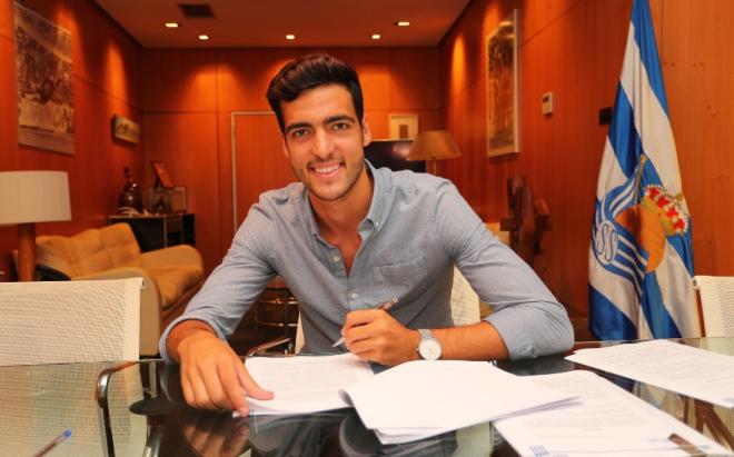 Mikel Merino firmando su contrato con la Real Sociedad.