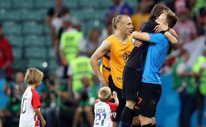 Rakitic y Modric celebran el pase a semifinales del Mundial de Rusia.