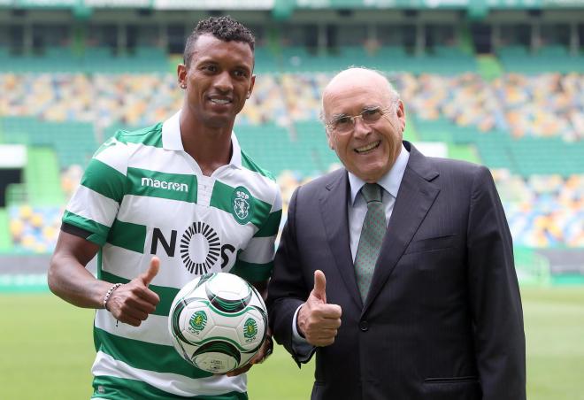 Nani con el presidente Sousa Cintra, que confirmó que el jugador llega gratis al Sporting.