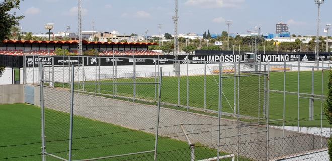 La Ciudad Deportiva de Paterna sin lonas se prepara para la pretemporada.