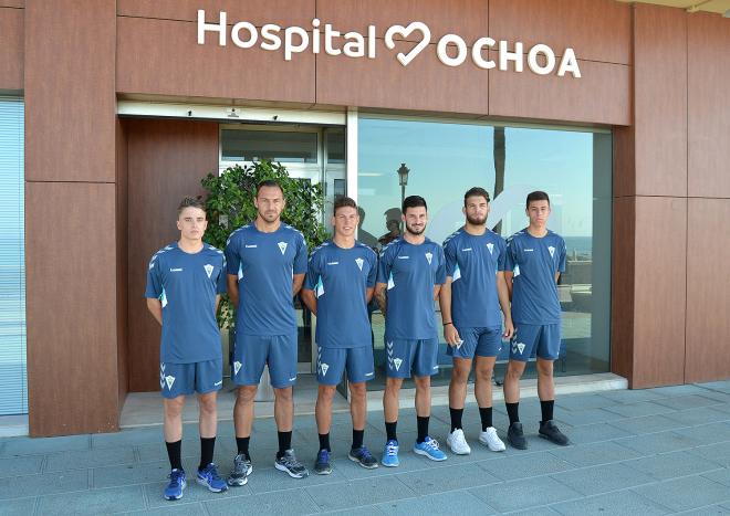 Varios jugadores del Marbella, pasando las pruebas médicas.
