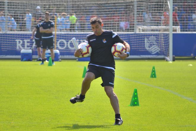 Garitano lleva a cabo un ejercicio en Zubieta (Foto: Giovanni Batista)