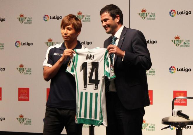 Takashi Inui, con Ramón Alarcón, posa con l camiseta del Betis en Japón.