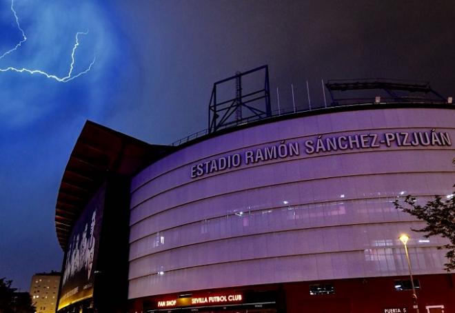 Tormenta en el estadio del Sevilla, Ramón Sánchez Pizjuán (Kiko Hurtado).