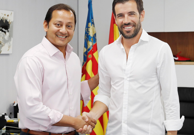 Anil Murthy y David Albelda se han reunido esta mañana en las oficinas del Valencia CF.