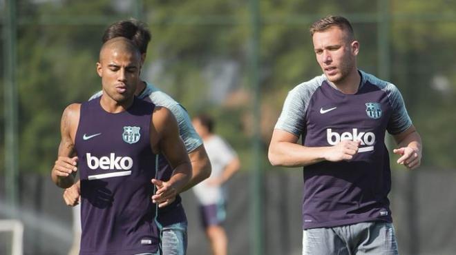 Rafinha y Arthur, en un entrenamiento del Barcelona en julio.