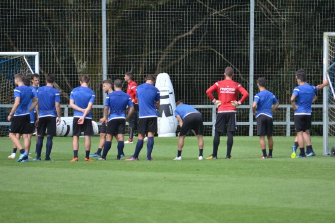 Los jugadores de la Real Sociedad, durante un entrenamiento. (Foto: Giovanni Batista)