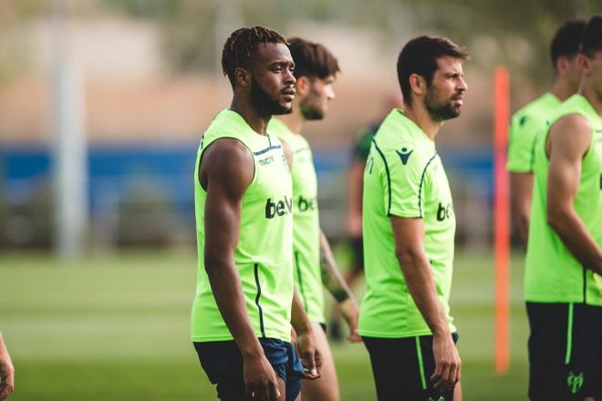 Doukouré en un entrenamiento del Levante UD (David González).