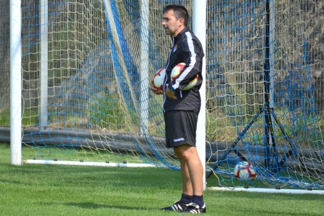 Garitano sigue un entrenamiento en las instalaciones de Zubieta. (Foto: Giovanni Batista)