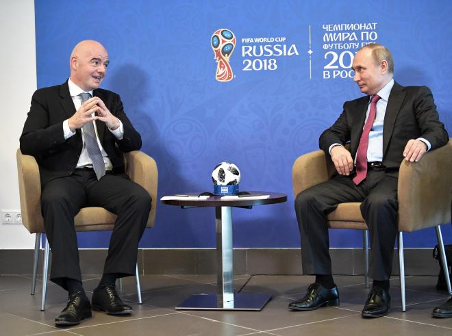 Gianni Infantino, presidente de FIFA, junto a Vladimir Putin en la presentación del Mundial 2018.