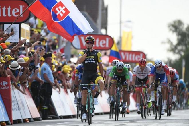 Dylan Groenewegen entra en meta durante la séptima etapa del Tour de Francia.