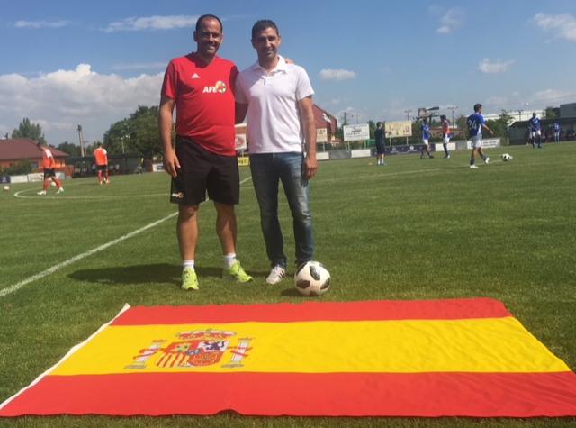 Salva Ballesta y Jesule, posando con la bandera de España.