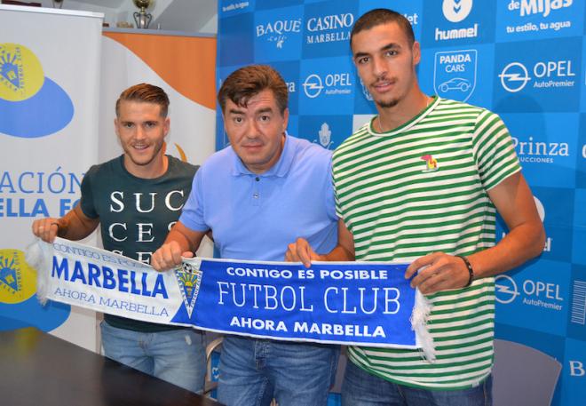 Juanma, Grinberg y Hakim durante la presentación de los dos futbolistas con el Marbella.