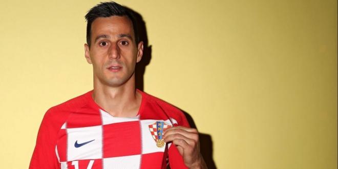 El delantero de Croacia Nikola Kalinic se señala el escudo de su selección en las fotos oficiales del Mundial.