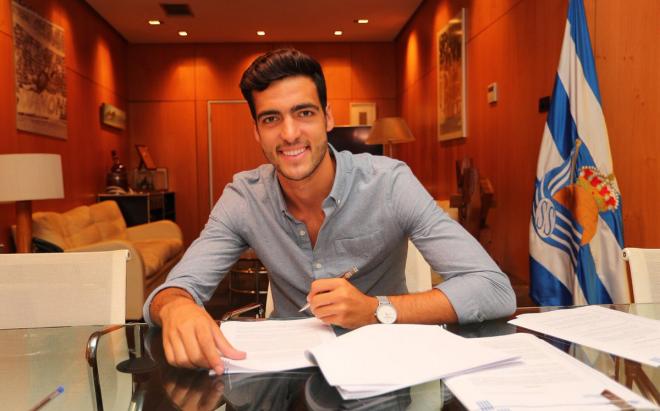 Mikel Merino firma el contrato que le une con la Real Sociedad hasta 2023. (Foto: Real Sociedad)