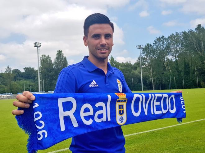 Javi Muñoz posa con la bufanda del Oviedo tras su presentación (Foto: RealOviedo).