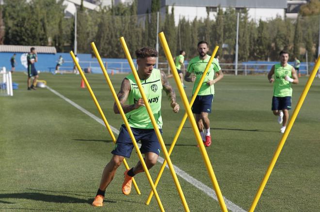 Roger en un entrenamiento del Levante UD (David González).