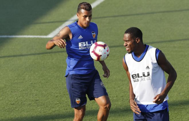 Kondogbia con Murillo en un entrenamiento del Valencia CF