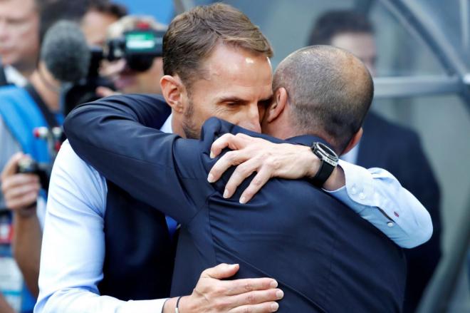 Gareth Southgate y Roberto Martínez se abrazan antes del partido entre Bélgica e Inglaterra por el tercer puesto del Mundial de Rusia 2018.