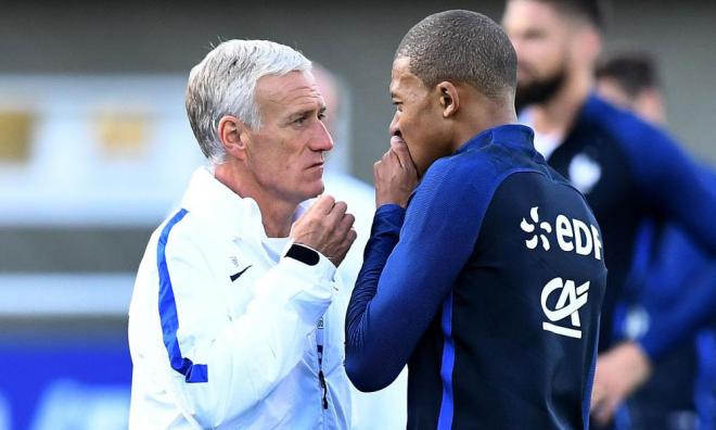 Didier Deschamps charla con Mbappé.