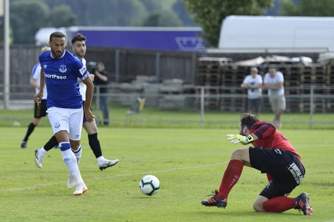 Cenk Tosun remata a placer en la goleada del Everton sobre el Irdning por 22-0.
