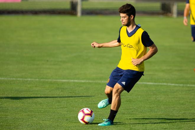 Sergio Carrasco realiza un pase en el amistoso entre el Real Zaragoza y el Deportivo Aragón (Foto: Daniel Marzo).