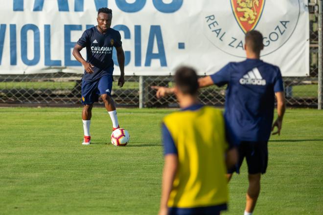 James Igbekeme busca el pase en el amistoso entre el Real Zaragoza y el Deportivo Aragón (Foto: Daniel Marzo).