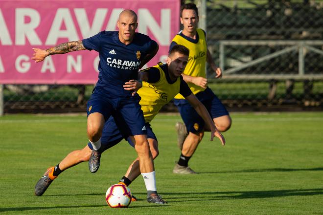 Jorge Pombo trata de zafarse de David Subías en el amistoso entre el Real Zaragoza y el Deportivo Aragón (Foto: Daniel Marzo).