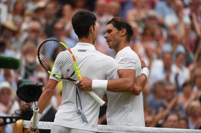 Los tenistas Djokovic y Nadal se saludan tras la semifinal de Wimbledon 2018.