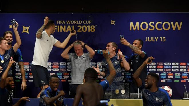 Celebración de los jugadores franceses durante la rueda de prensa de Deschamps.